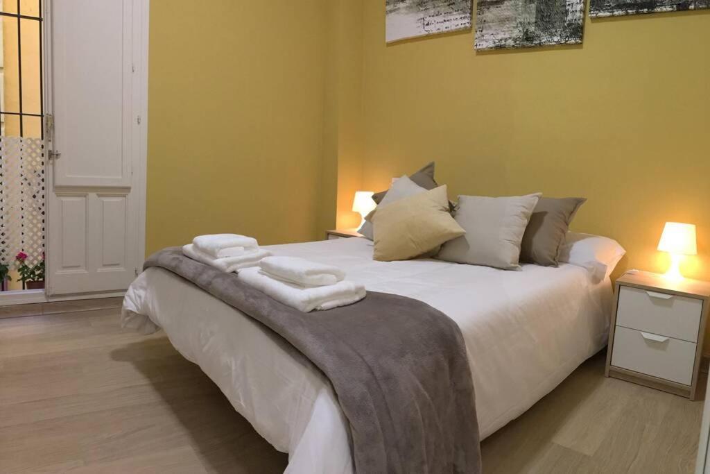 Cozy And Well Located Apartment In The Center Of Seville Luaran gambar