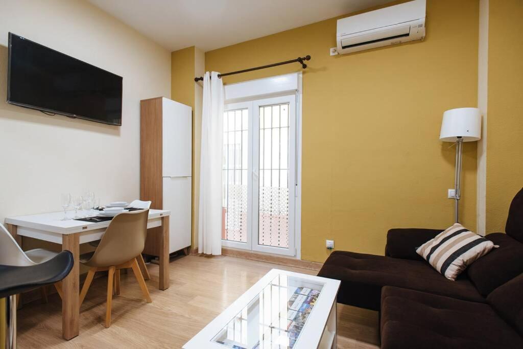Cozy And Well Located Apartment In The Center Of Seville Luaran gambar