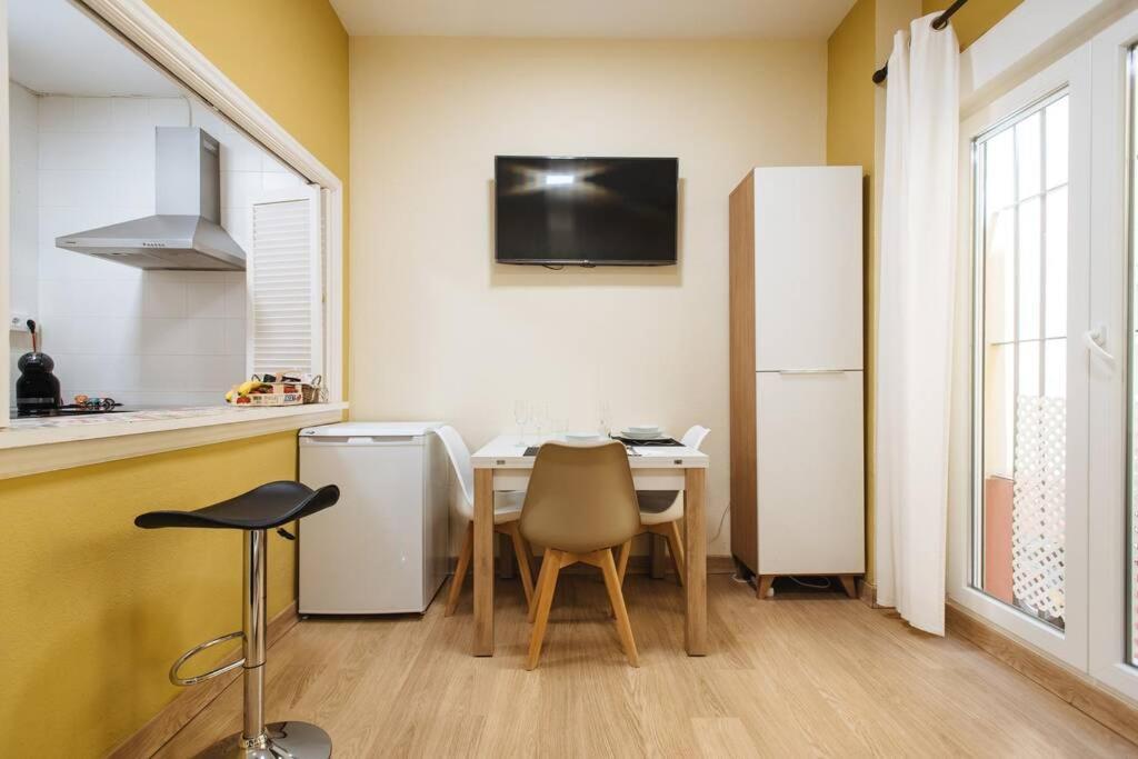 Cozy And Well Located Apartment In The Center Of Seville Luaran gambar